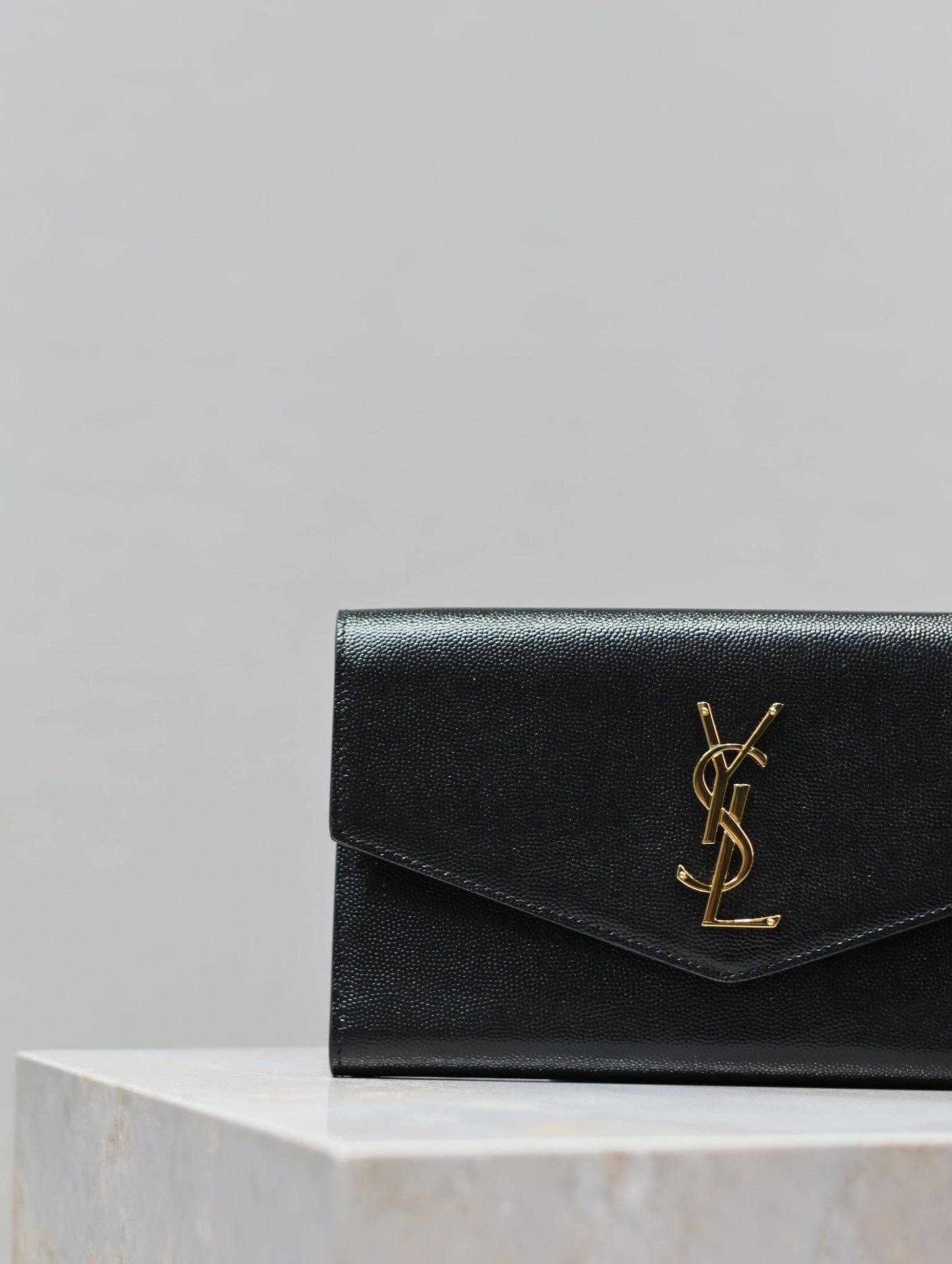 UPTOWN WALLET 21 IN BLACK CALFSKIN GOLD LOGO