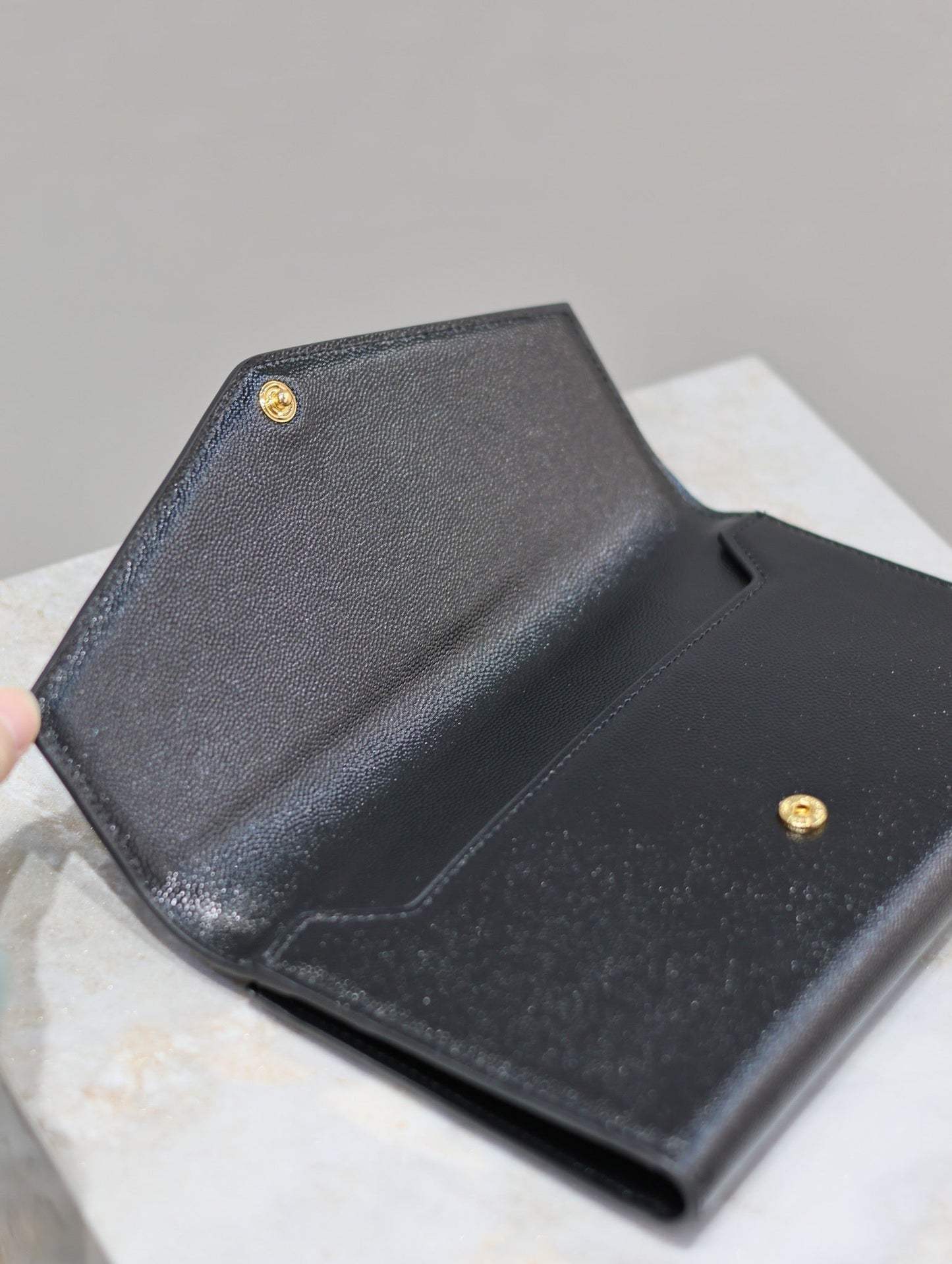 UPTOWN WALLET 21 IN BLACK CALFSKIN GOLD LOGO