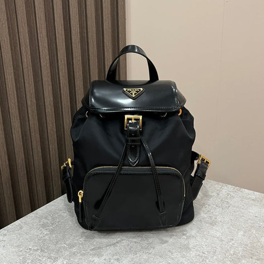 BACKPACK 25 IN BLACK RE-NYLON AND GLOSSY CALFSKIN GOLD HARDWARE