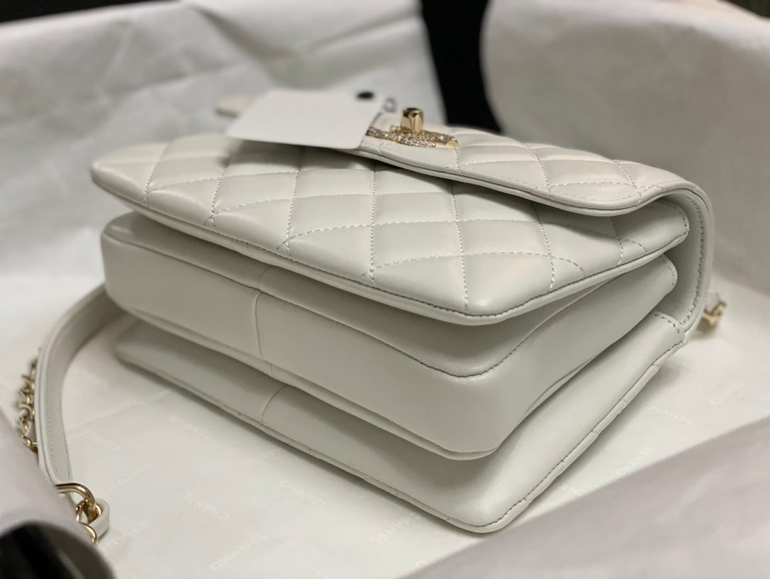 MINI FLAP BAG 19 IN WHITE CALFSKIN DIAMOND LOGO