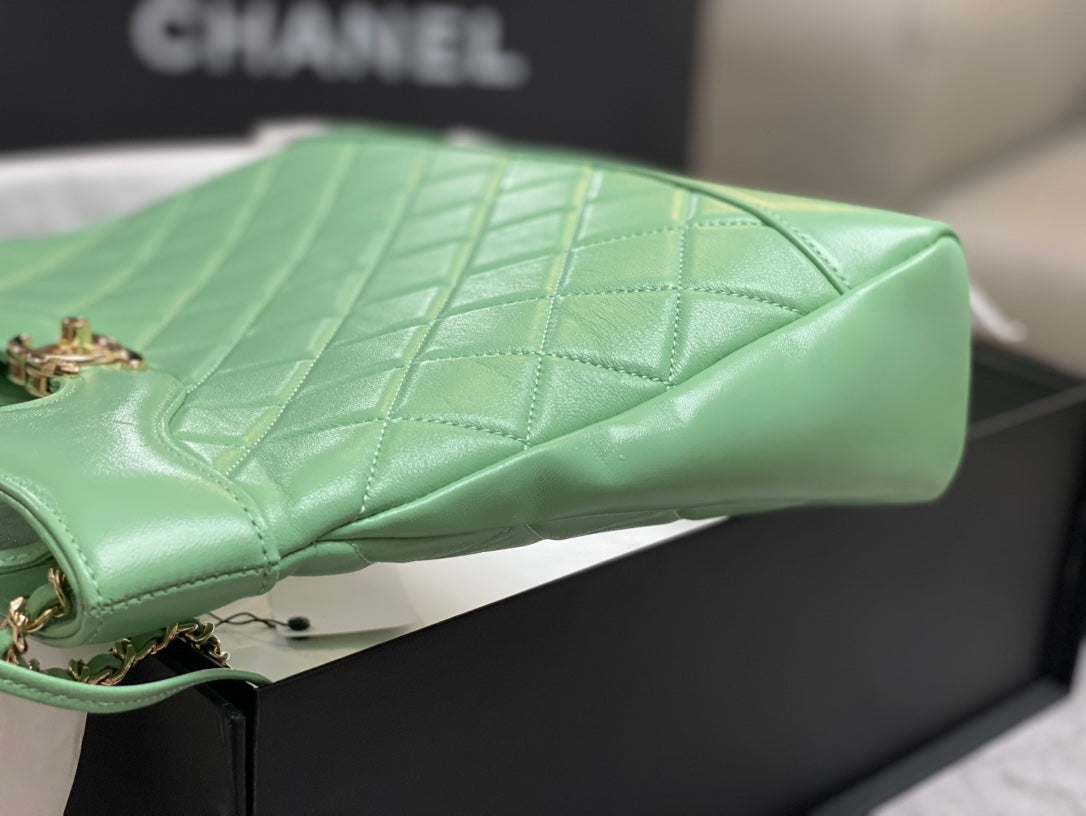 CC SMALL 30 SHOPPING BAG IN GREEN MINT CALFSKIN