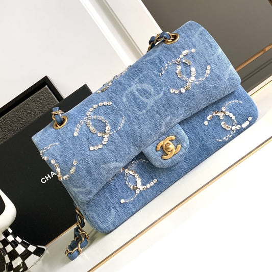 CC 25 FLAP BAG IN LIGHT BLUE DENIM WITH STRAP