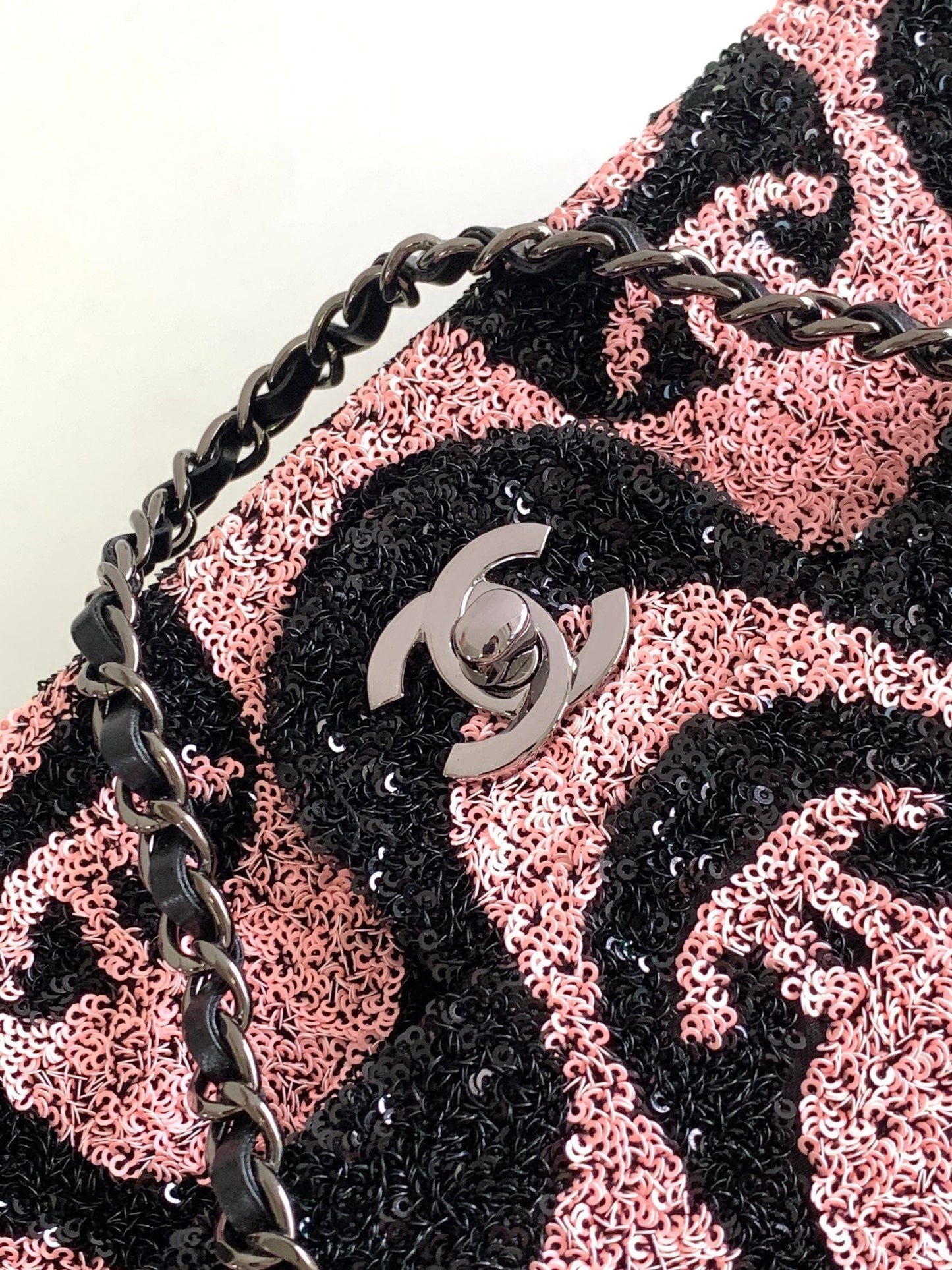 CC 25 GRAFFITI SEQUINS FLAP BAG BLACK MIX PINK