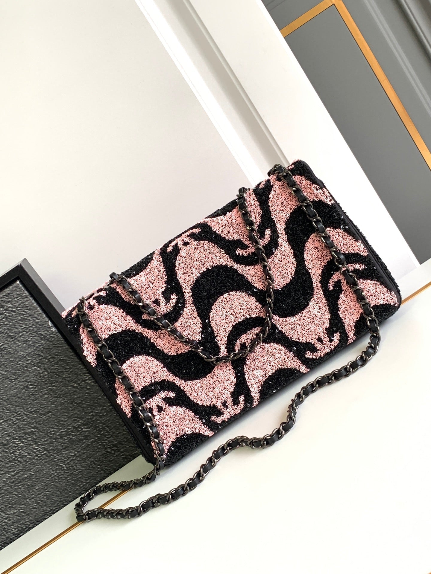 CC 25 GRAFFITI SEQUINS FLAP BAG BLACK MIX PINK