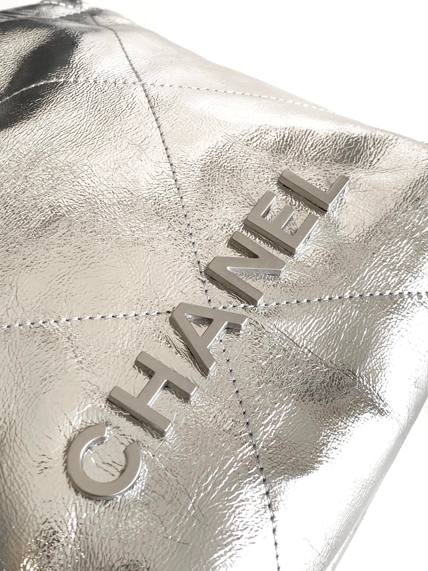 CC 22 BAG IN SILVER SHINY CALFSKIN AND GOLD METAL