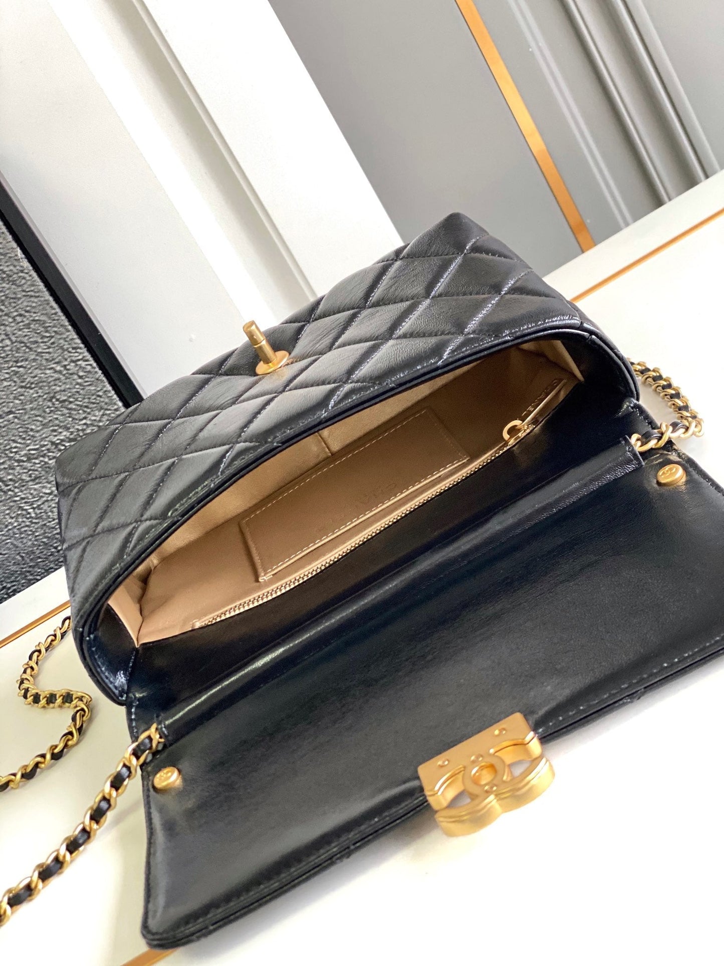 CC MEDIUM 22 FLAP BAG IN BLACK LAMBSKIN GOLD HARDWARE