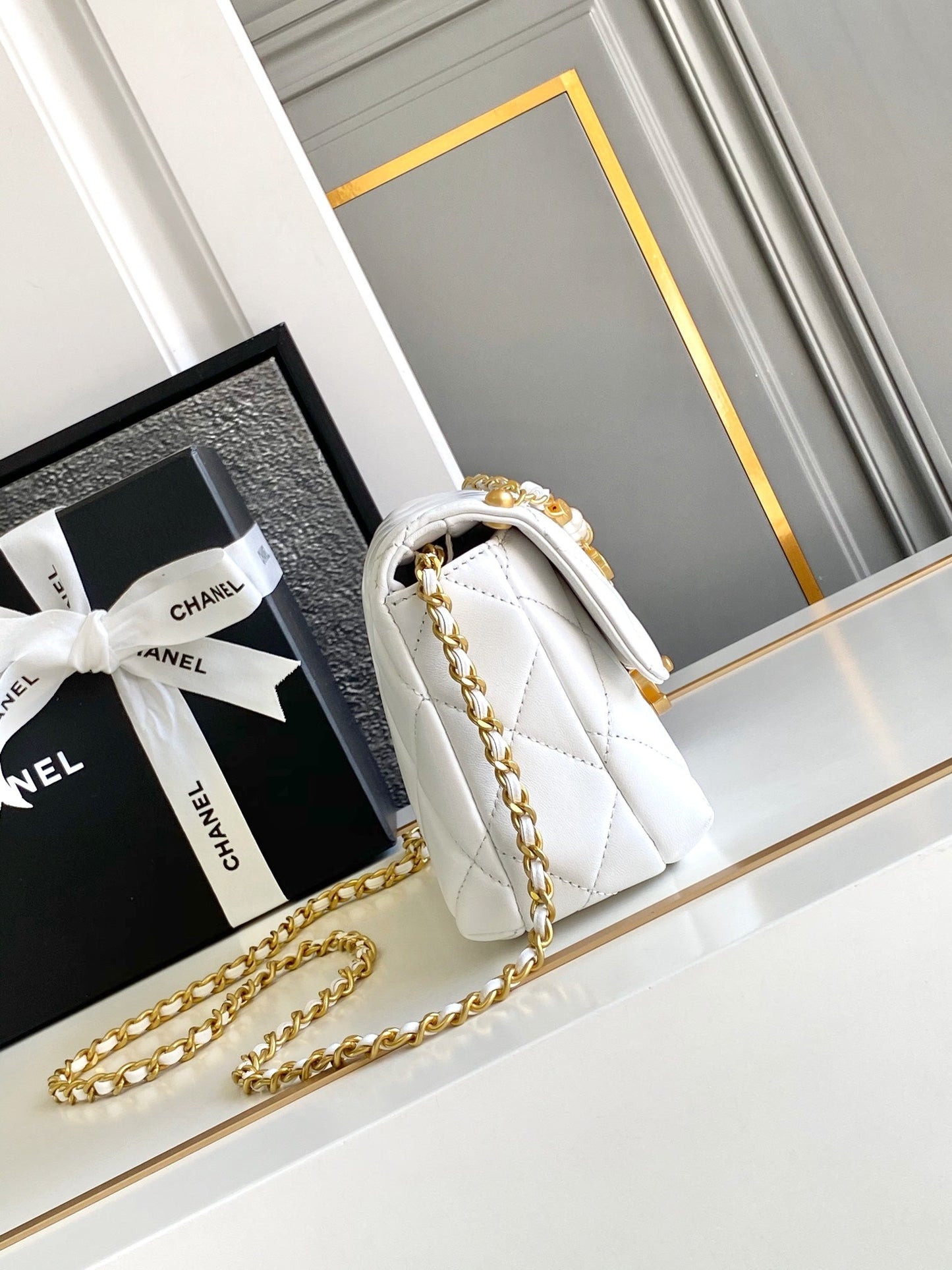 CC MINI 20 FLAP BAG IN WHITE LAMBSKIN GOLD HARDWARE