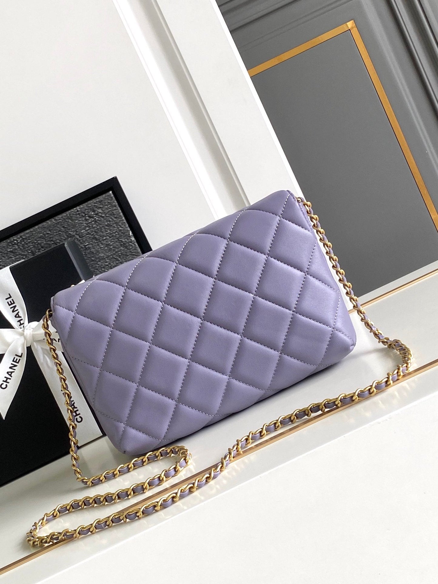 CC MEDIUM 22 FLAP BAG IN LIGHT PURPLE LAMBSKIN GOLD HARDWARE