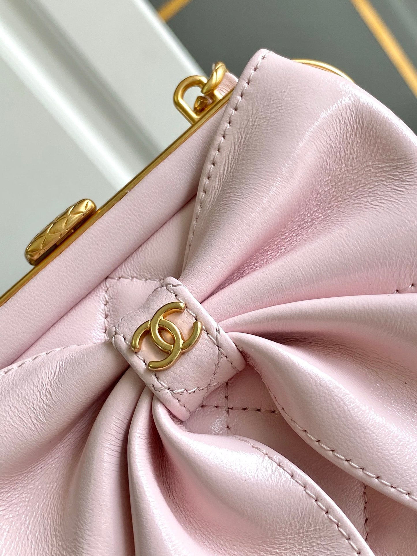 CC MINI 13 CLUTCH WITH STRAP IN LIGHT PINK LAMBSKIN ATTACH BOW