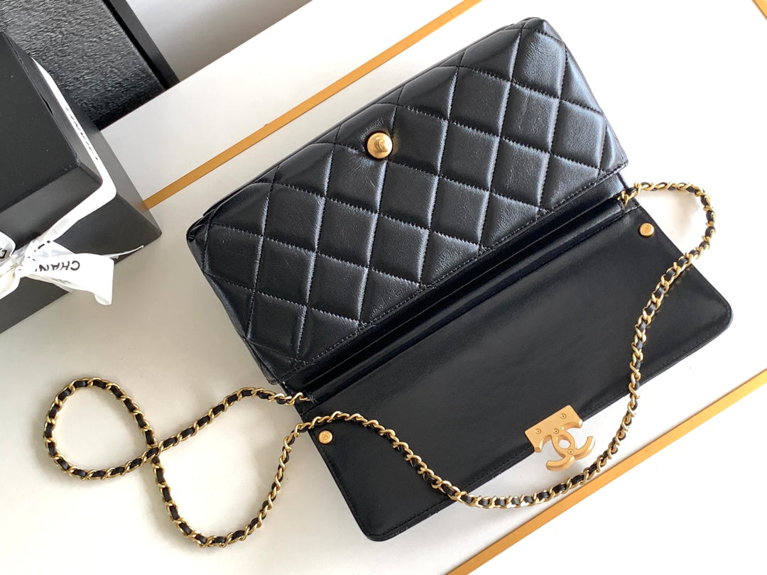 CC MEDIUM 27 CLASSIC FLAP BAG IN BLACK CALFSKIN WITH PEARL CHAIN