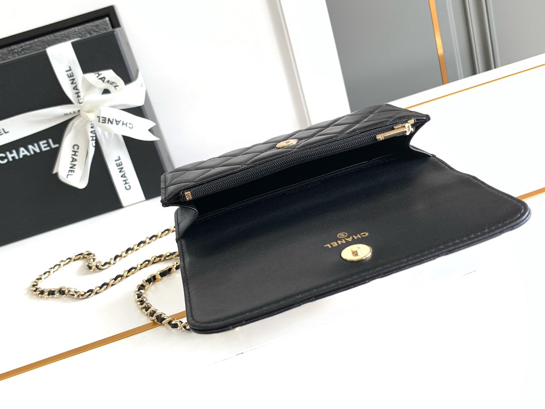 CC 18 FLAP BAG WITH HANDLE IN BLACK CALFSKIN