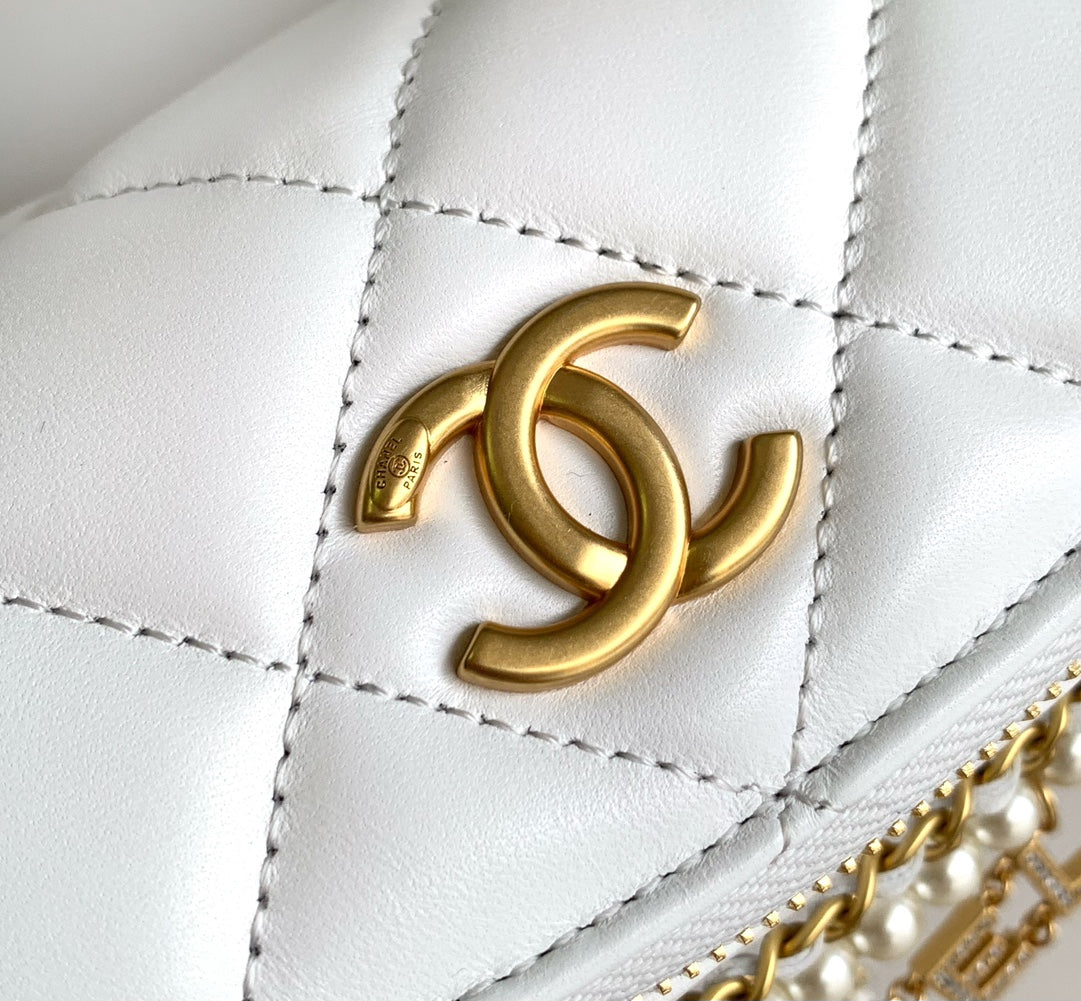 CC WAIST 24 BAG IN WHITE CALFSKIN WITH PEARL CHAIN AND GOLD HARDWARE