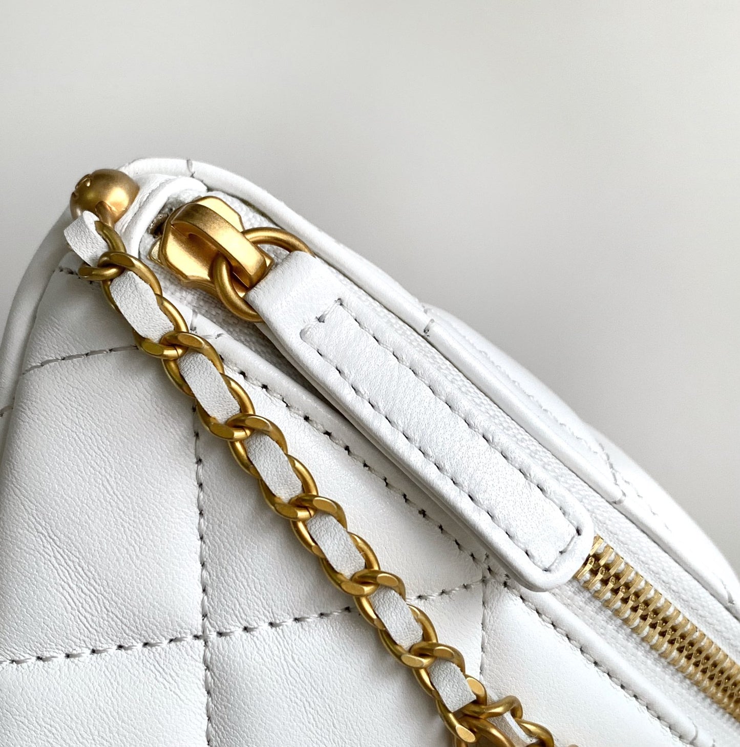 CC WAIST 24 BAG IN WHITE CALFSKIN WITH PEARL CHAIN AND GOLD HARDWARE