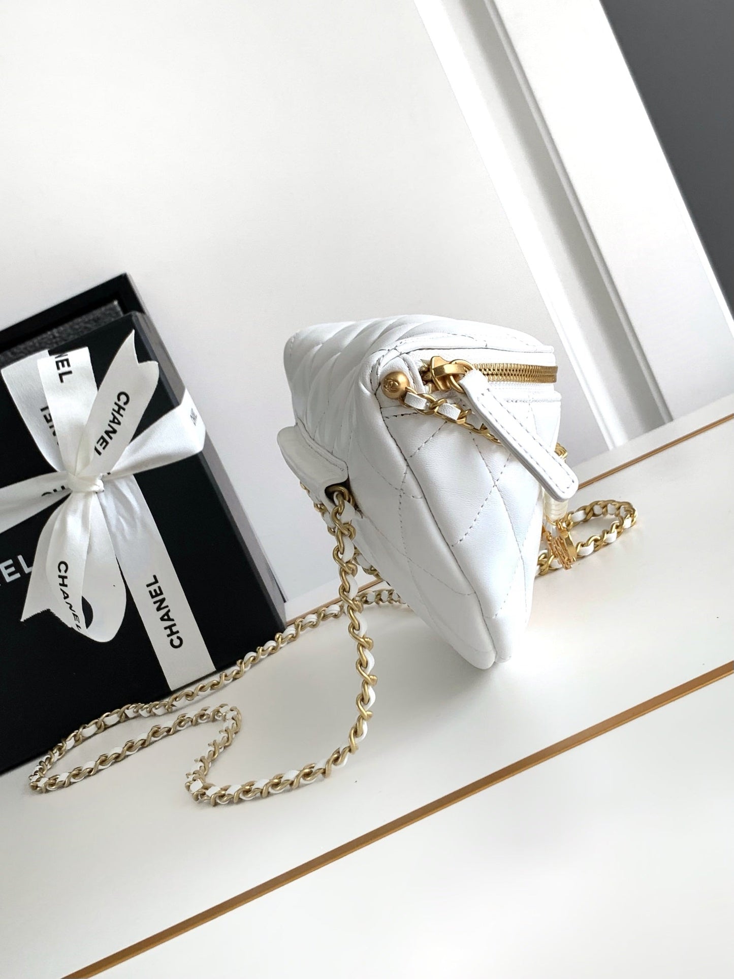 CC WAIST 24 BAG IN WHITE CALFSKIN WITH PEARL CHAIN AND GOLD HARDWARE