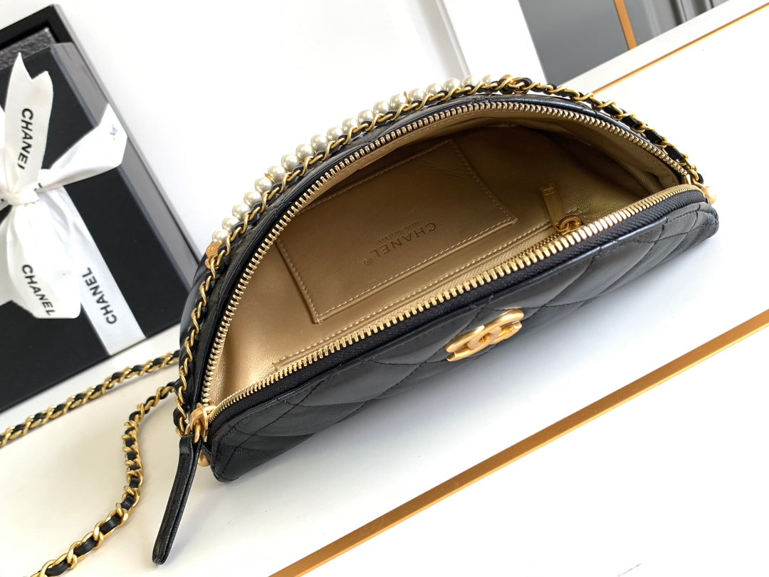 CC WAIST 24 BAG IN BLACK CALFSKIN WITH PEARL CHAIN AND GOLD HARDWARE