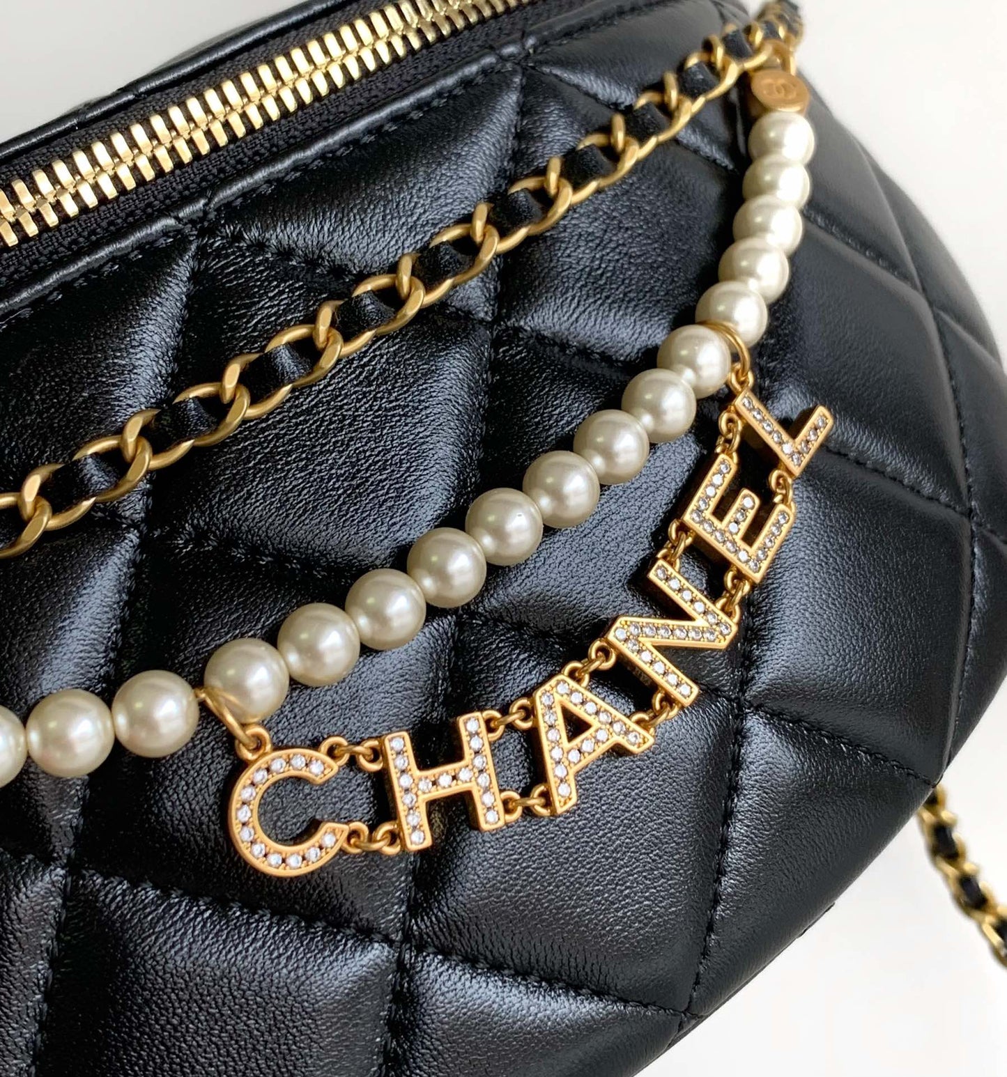 CC WAIST 24 BAG IN BLACK CALFSKIN WITH PEARL CHAIN AND GOLD HARDWARE