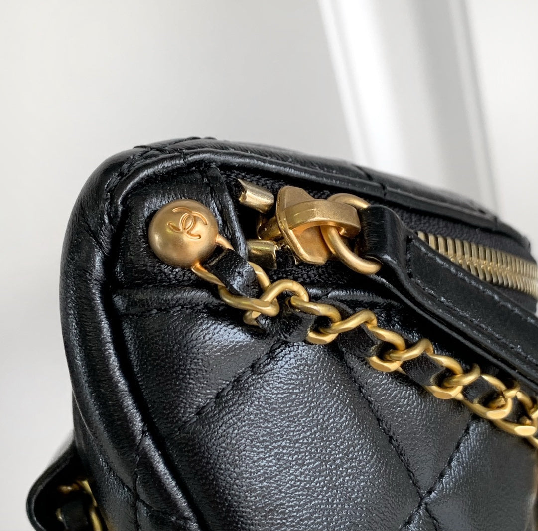 CC WAIST 24 BAG IN BLACK CALFSKIN WITH PEARL CHAIN AND GOLD HARDWARE