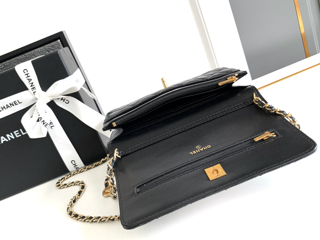 CC CLASSIC 20 HANDBAG IN BLACK CALFSKIN GOLD HARDWARE