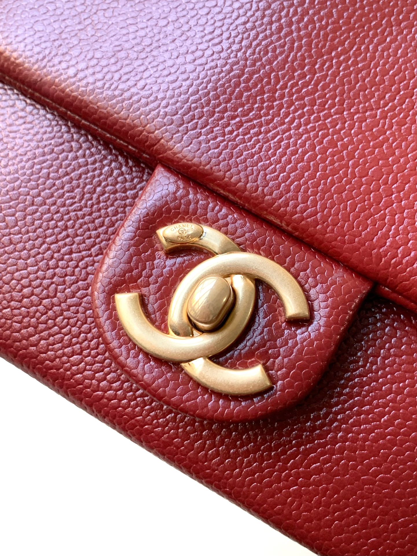 CLASSIC FLAP BAG 22 IN APPLE RED CALFSKIN GOLD HARDWARE