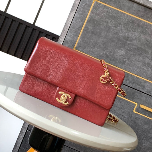 CLASSIC FLAP BAG 22 IN APPLE RED CALFSKIN GOLD HARDWARE