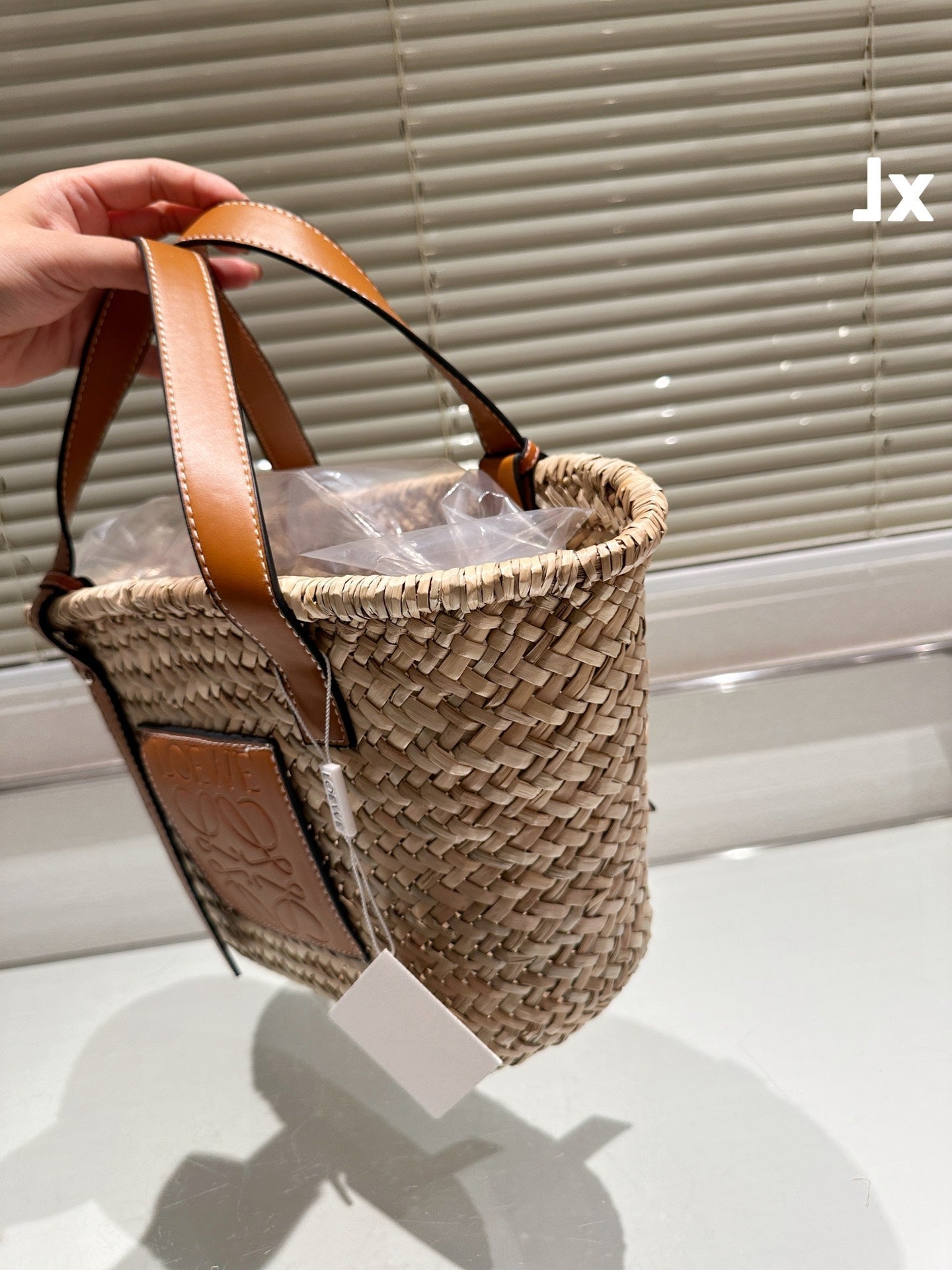 LOE MEDIUM 28 BASKET BAG IN NATURAL RAFFIA