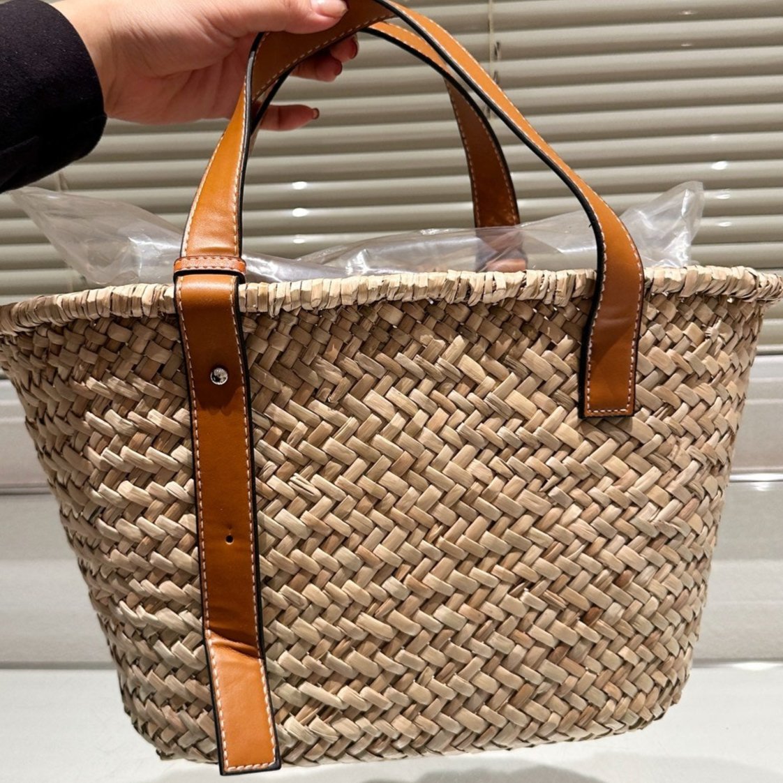 LOE MEDIUM 28 BASKET BAG IN NATURAL RAFFIA