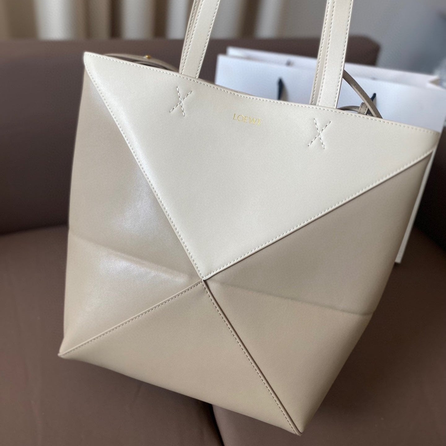 LOE 32 MEDIUM PUZZLE FOLD TOTE IN WHITE MIX PASTEL GREY SHINY CALFSKIN