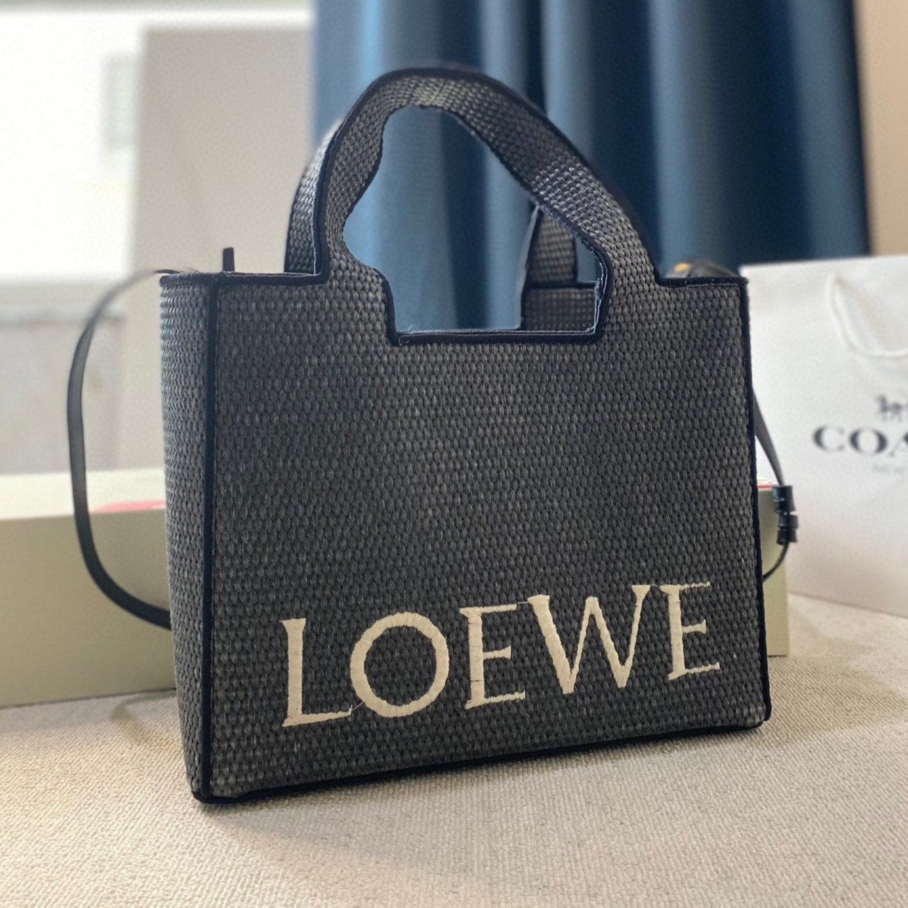 LOE LARGE 32 FONT TOTE IN BLACK RAFFIA