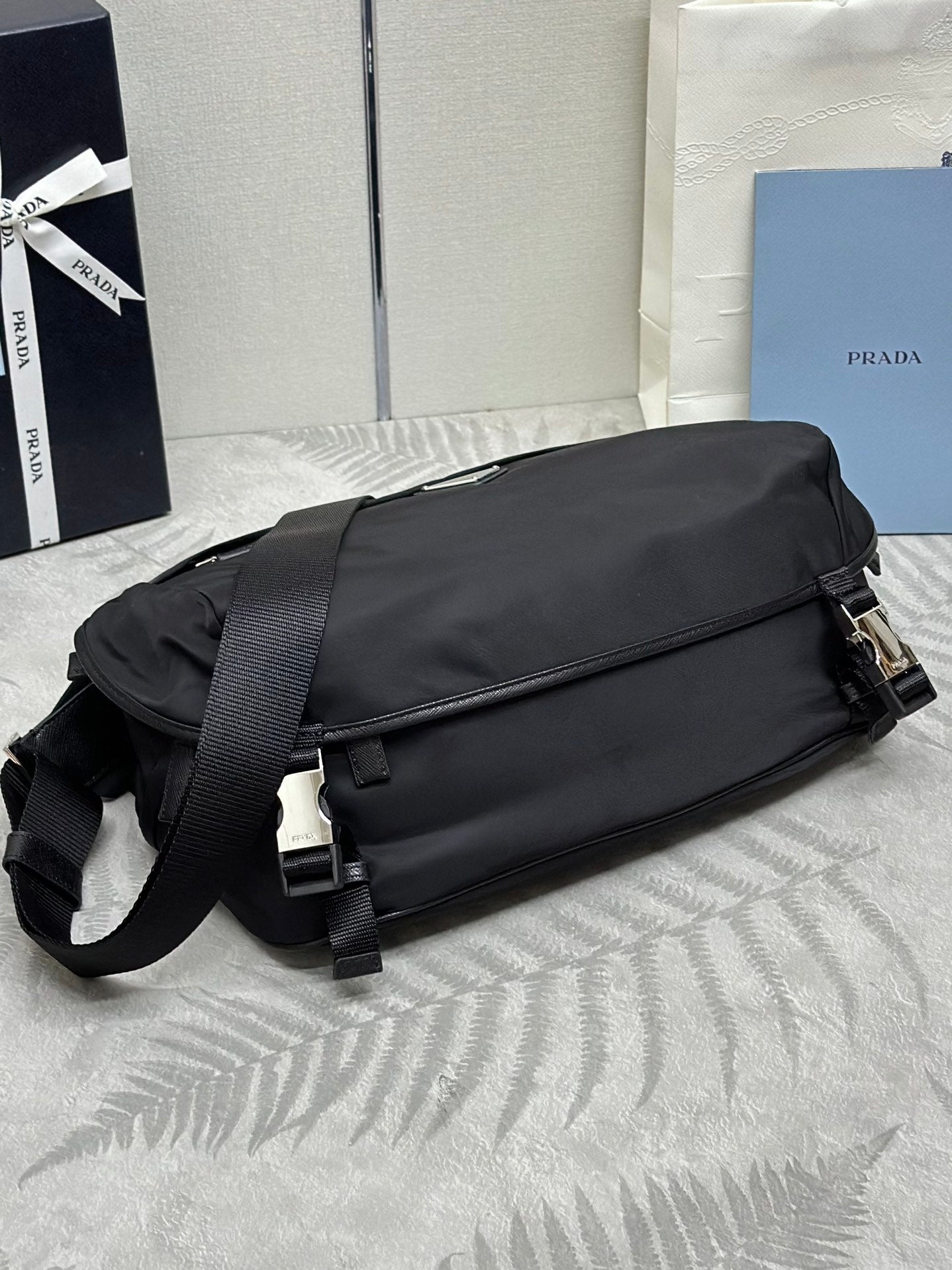 SHOULDER BAG 32 IN BLACK RE-NYLON TRIANGLE LOGO