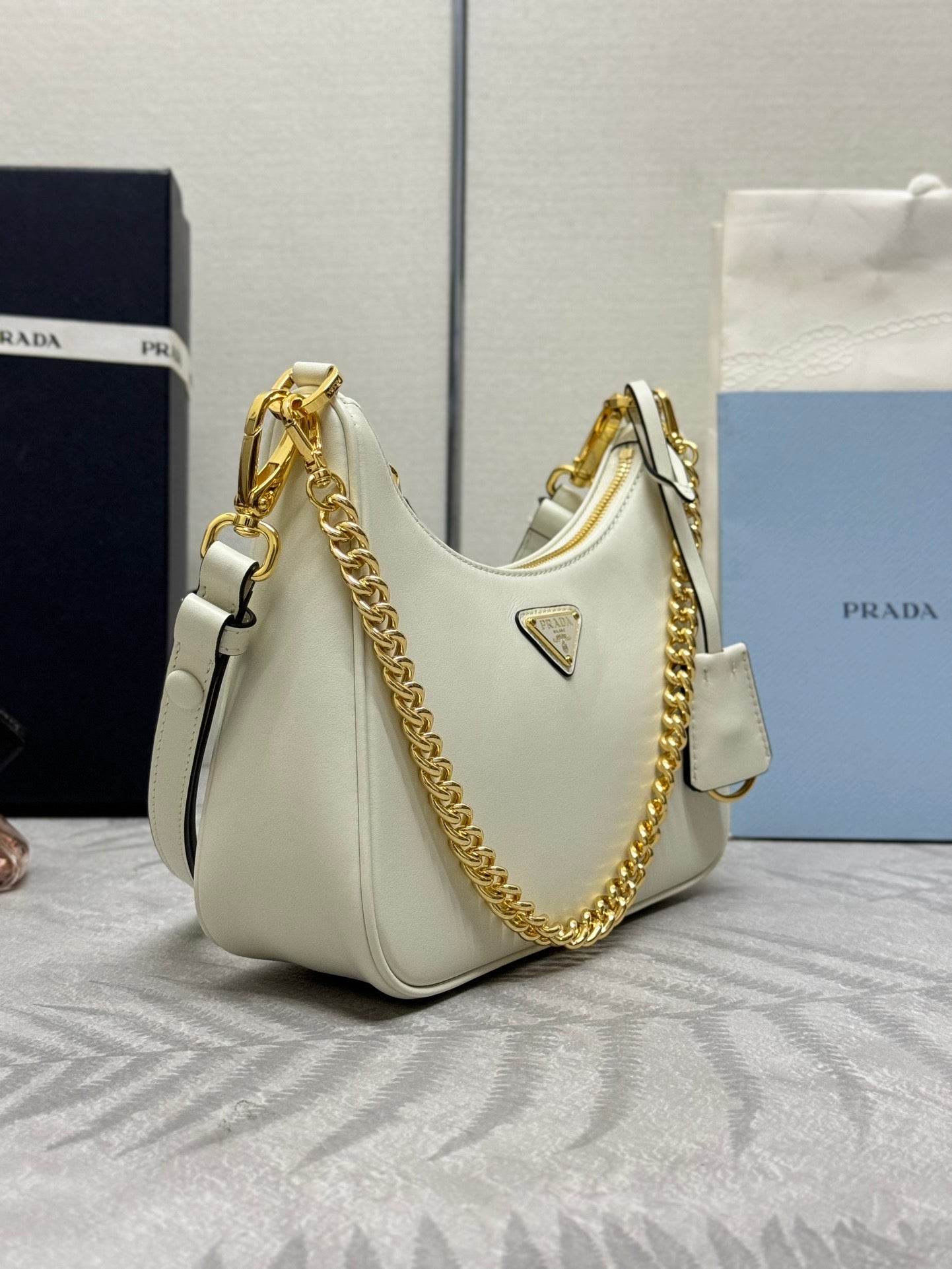 HOBO BAG 23 IN WHITE NAPPA LAMBSKIN GOLD CHAIN