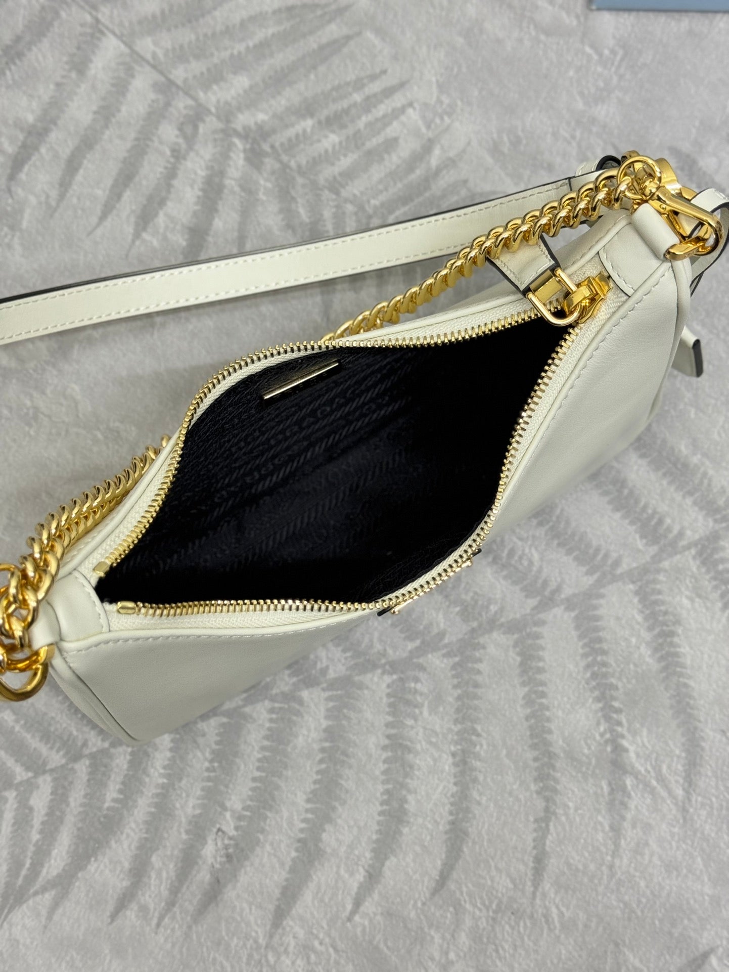 HOBO BAG 23 IN WHITE NAPPA LAMBSKIN GOLD CHAIN