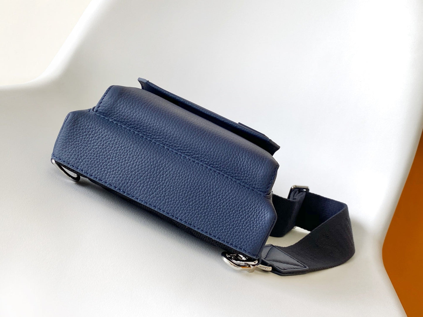 PILOT CROSSBAG 30 IN NAVY BLUE CALFSKIN