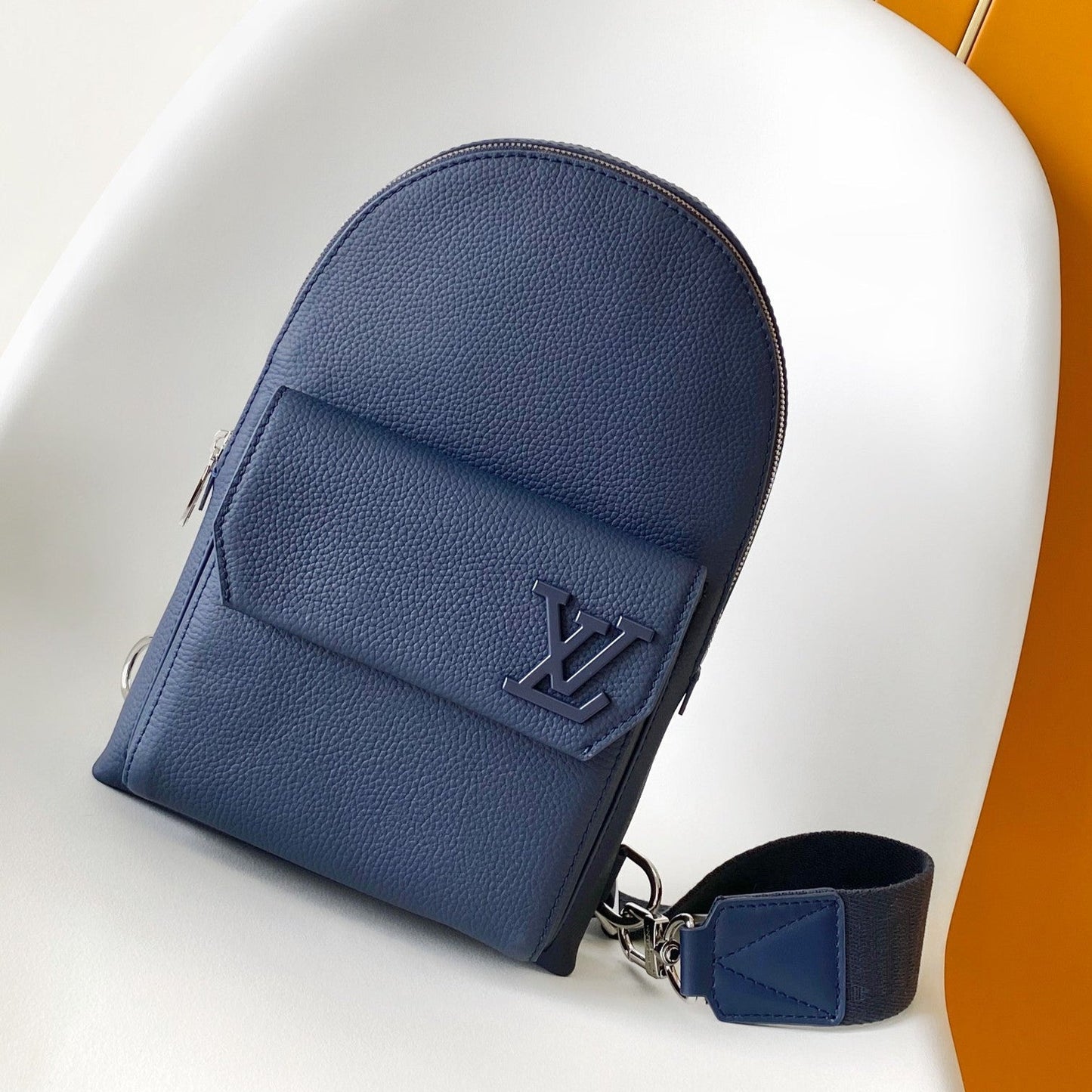 PILOT CROSSBAG 30 IN NAVY BLUE CALFSKIN