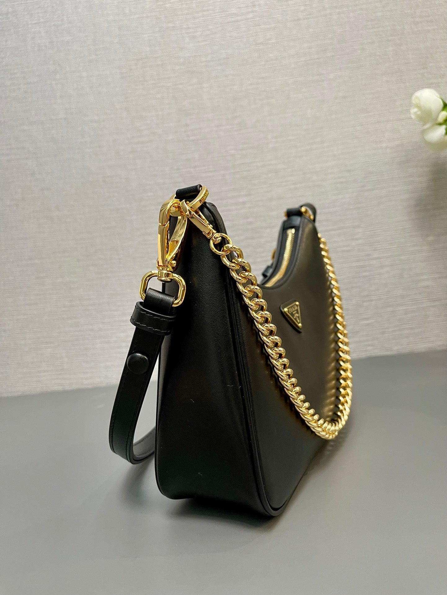 HOBO BAG 23 IN BLACK SMOOTH NAPPA LAMBSKIN GOLD HARDWARE