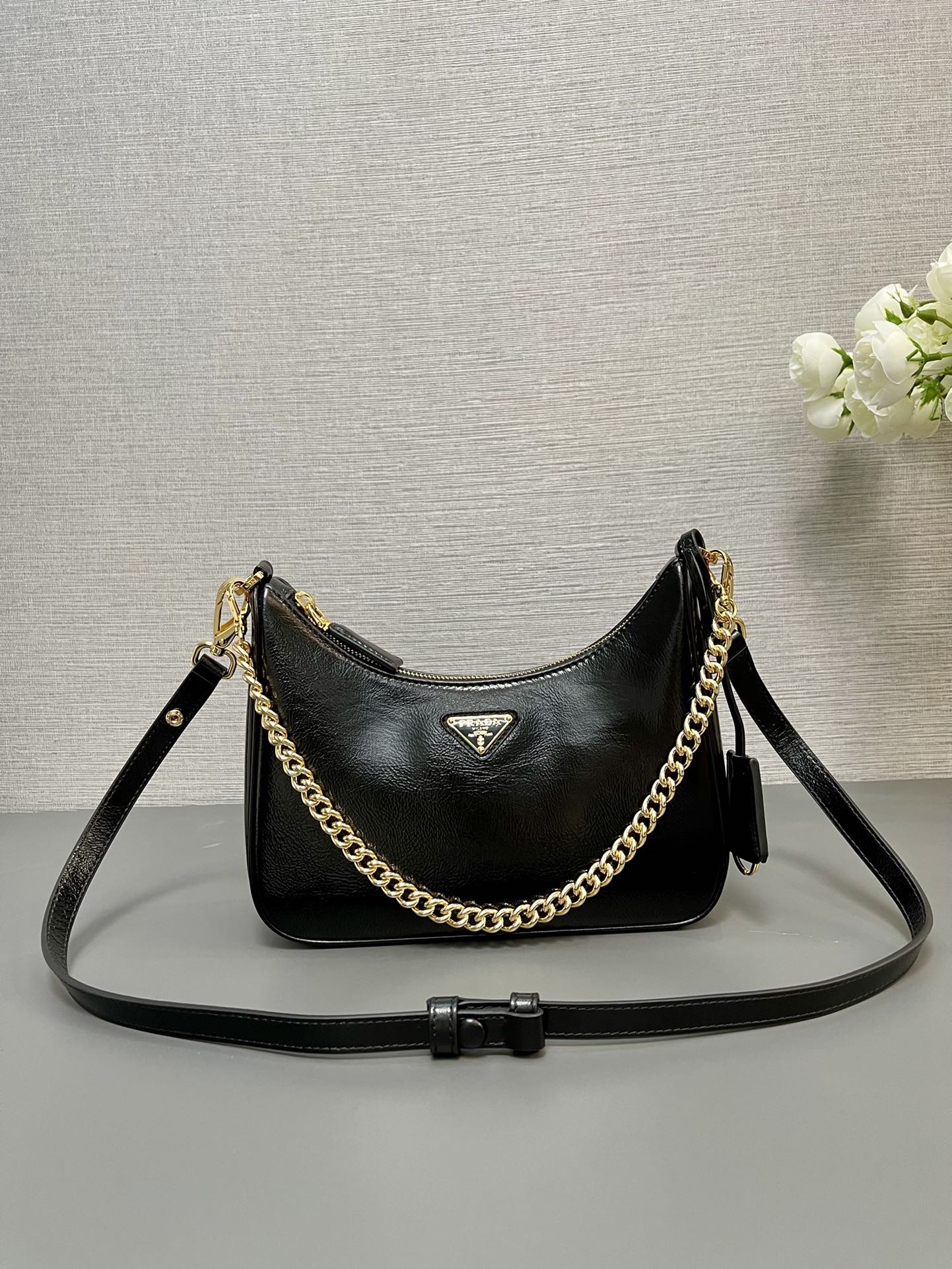 HOBO BAG 23 IN BLACK PATENT NAPPA LAMBSKIN GOLD HARDWARE