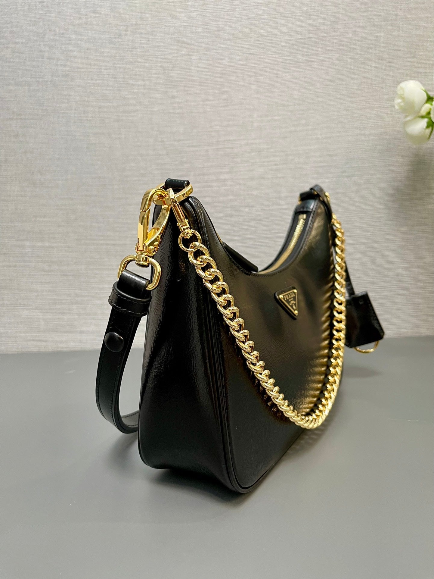 HOBO BAG 23 IN BLACK PATENT NAPPA LAMBSKIN GOLD HARDWARE