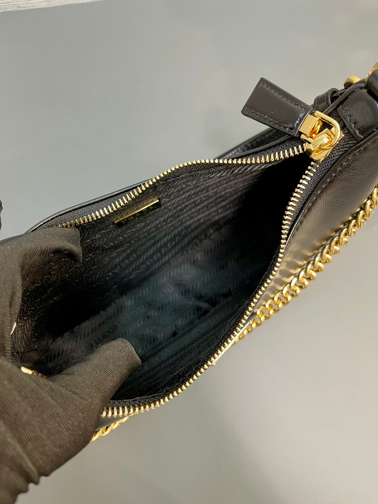 HOBO BAG 23 IN BLACK PATENT NAPPA LAMBSKIN GOLD HARDWARE