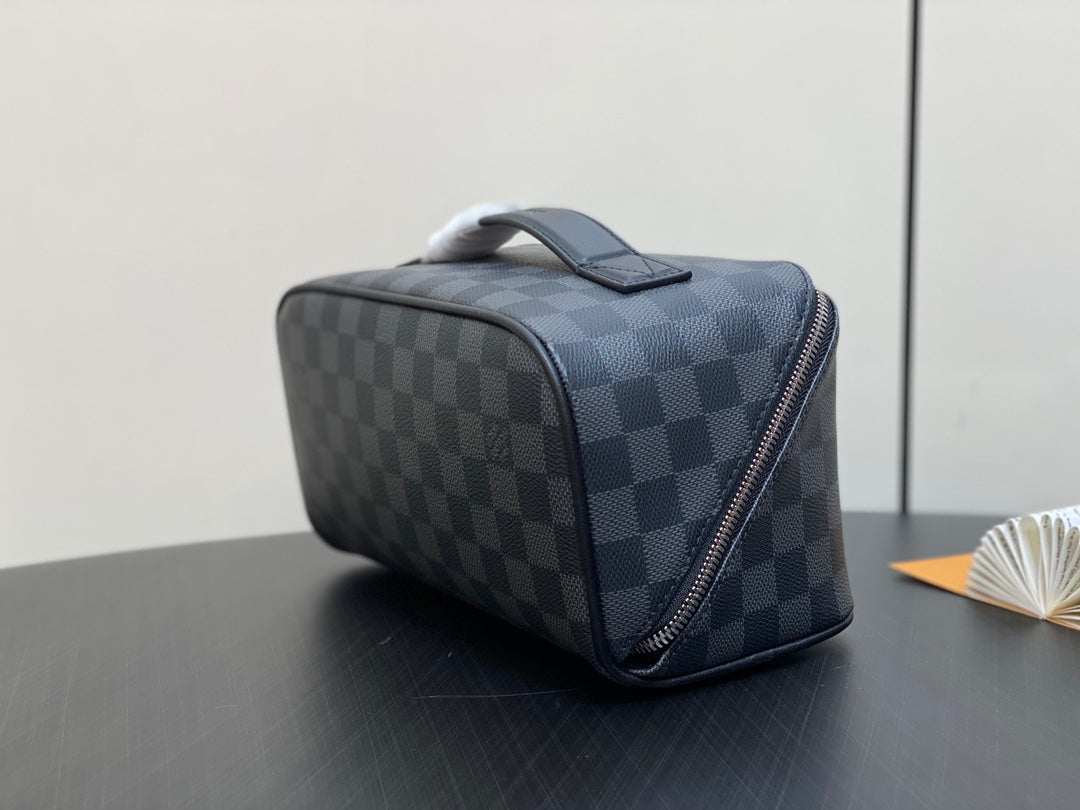 TOILETRY BAG 24 IN BLACK DAMIER GRAPHITE CANVAS