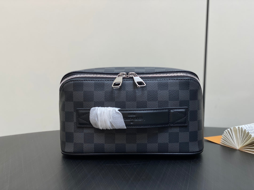 TOILETRY BAG 24 IN BLACK DAMIER GRAPHITE CANVAS