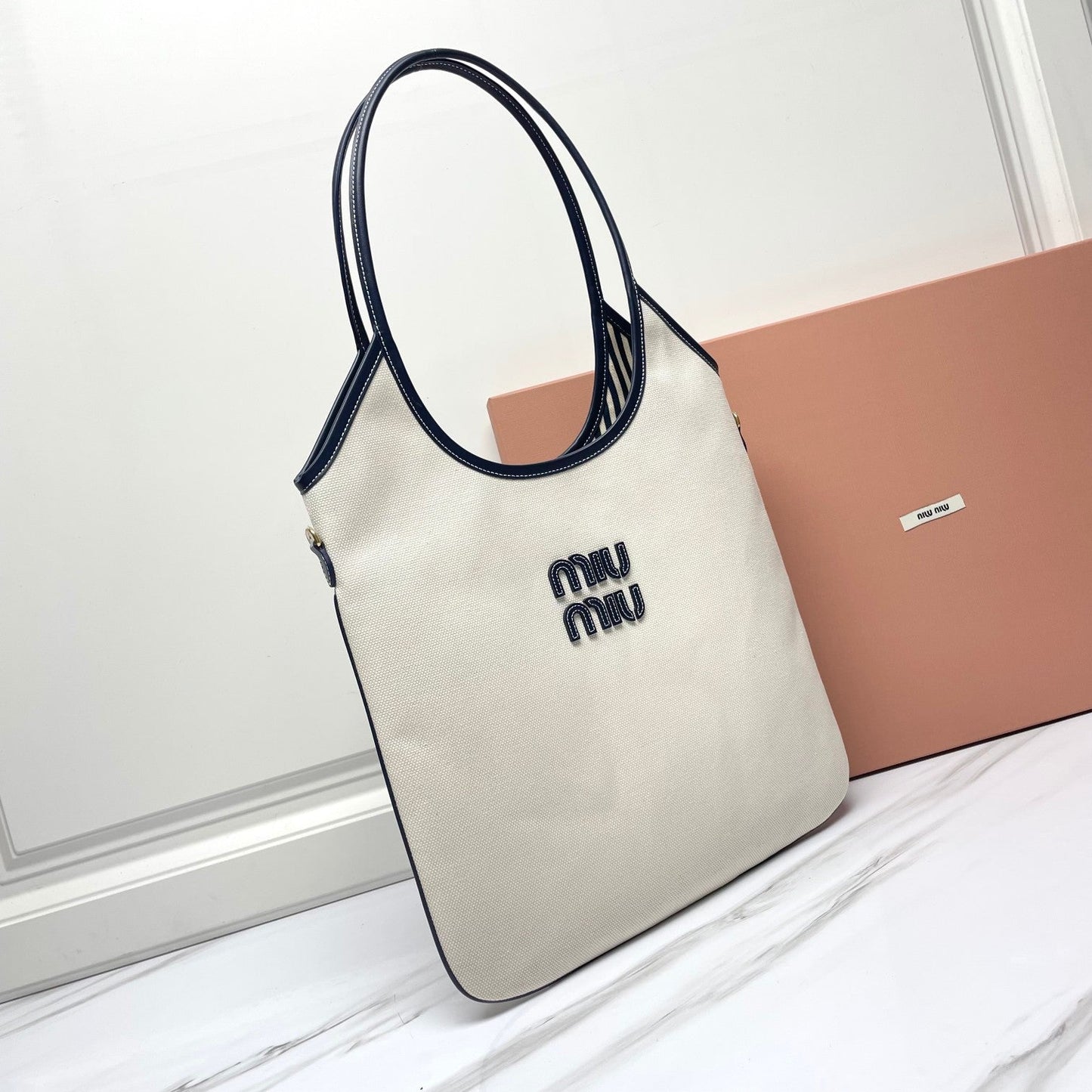 IVY TOTE BAG 40 IN WHITE CANVAS AND NAVY LEATHER TRIM