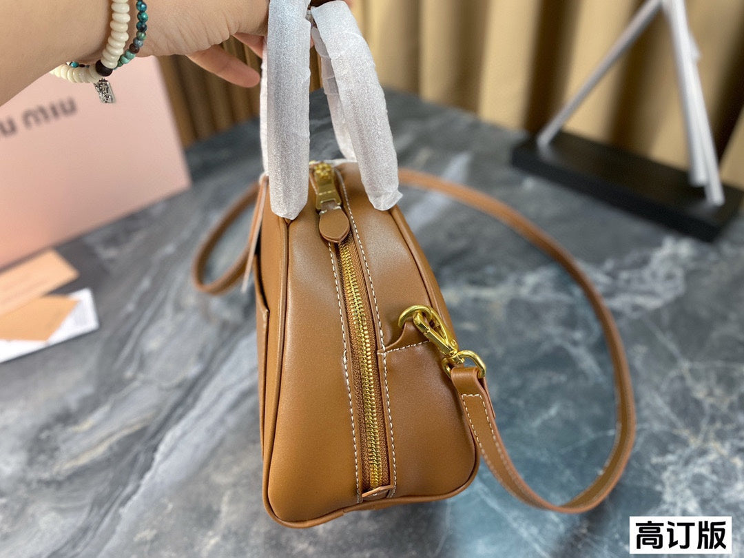 HALF - MOON BAG 23 IN CARAMEL BROWN CALFSKIN