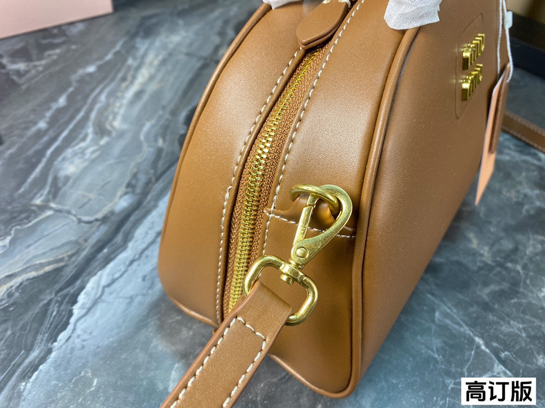 HALF - MOON BAG 23 IN CARAMEL BROWN CALFSKIN