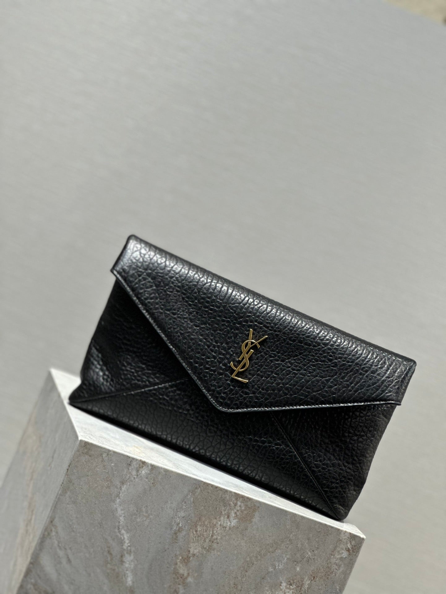 ENVELOPE CLUTCH 29 IN BLACK LAMBSKIN COPPER LOGO