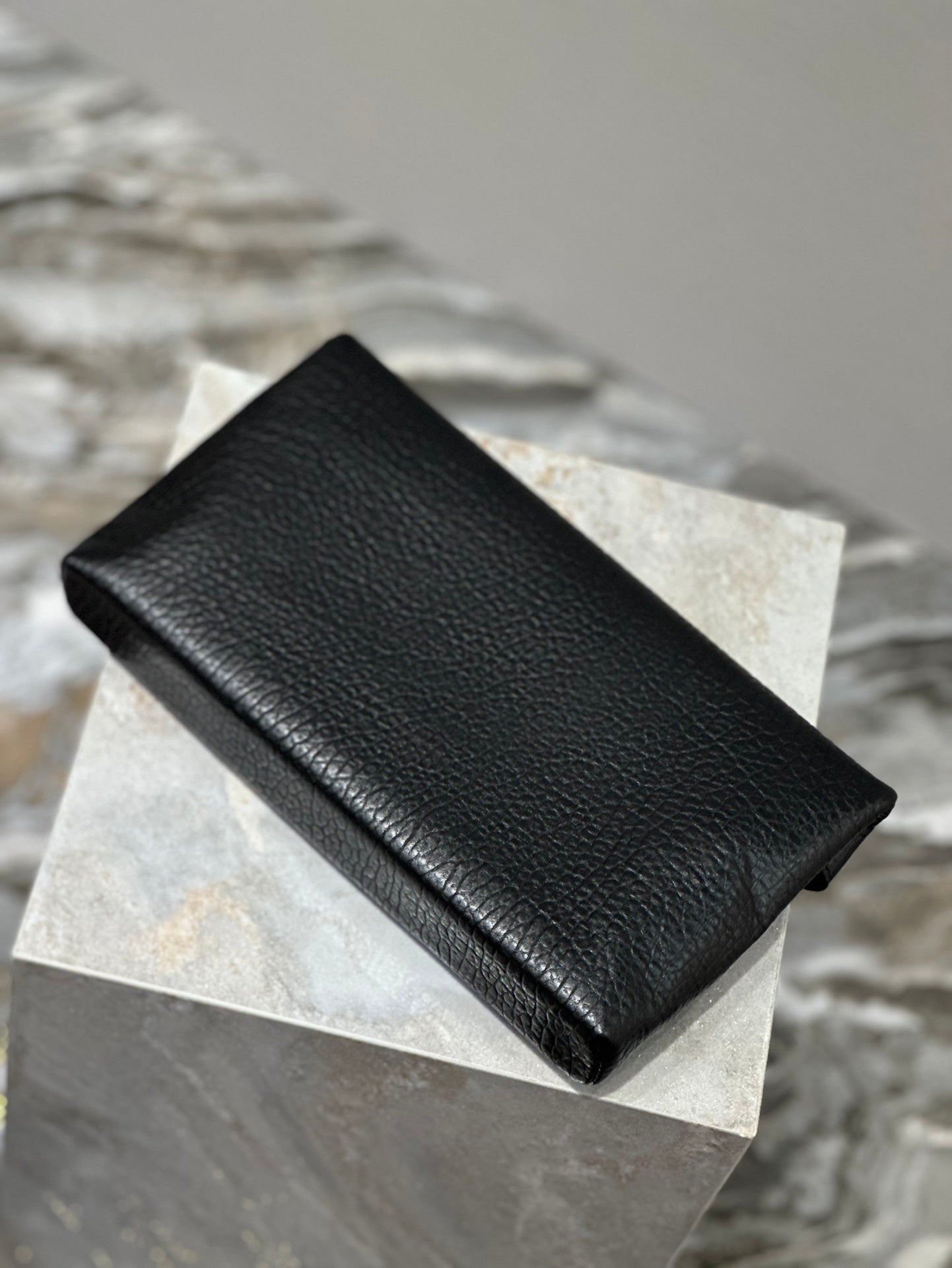 ENVELOPE CLUTCH 29 IN BLACK LAMBSKIN COPPER LOGO