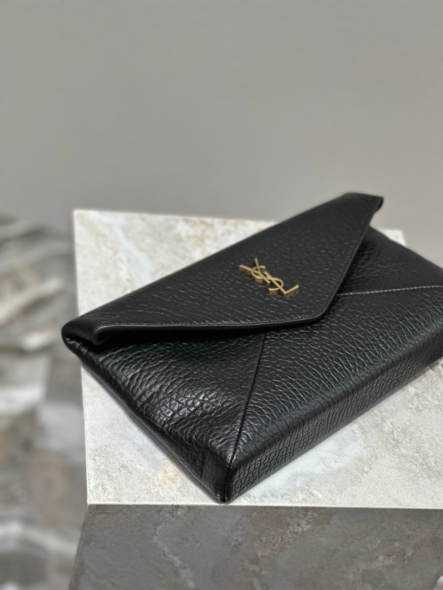 ENVELOPE CLUTCH 29 IN BLACK LAMBSKIN COPPER LOGO