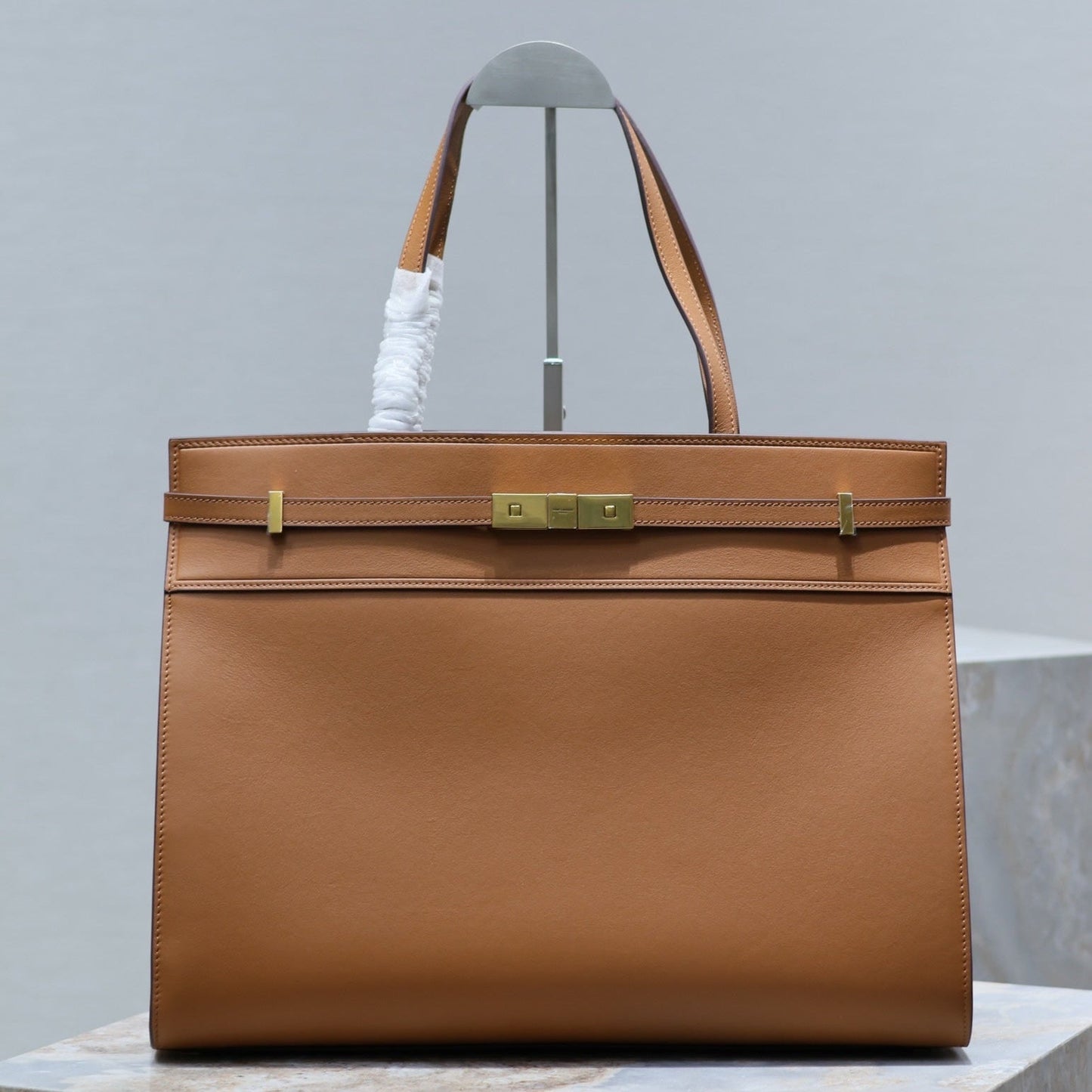 MANHATTAN SHOPPING BAG 40 IN TAWNY BROWN SMOOTH LAMBSKIN GOLD BUCKLE