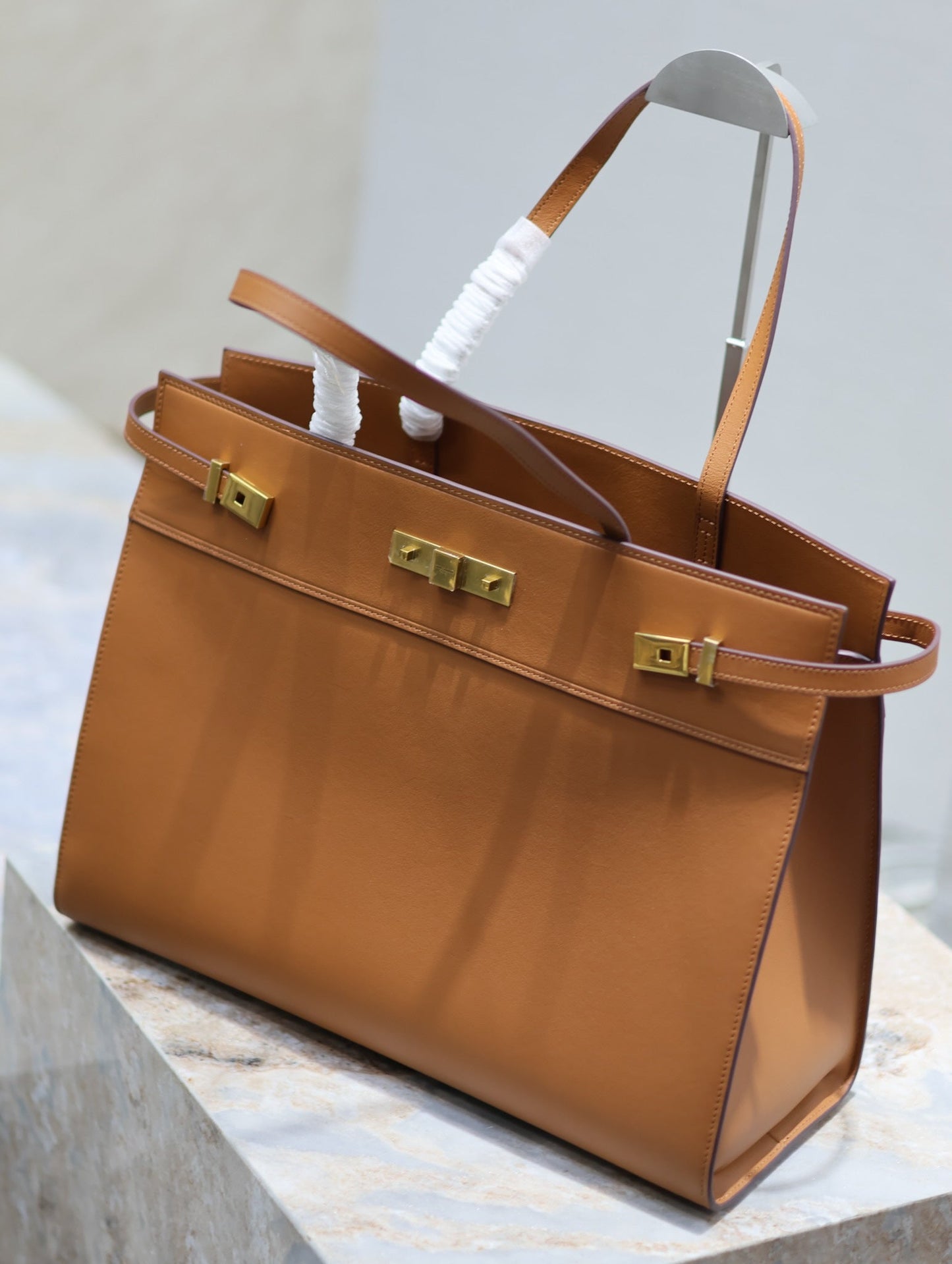 MANHATTAN SHOPPING BAG 40 IN TAWNY BROWN SMOOTH LAMBSKIN GOLD BUCKLE