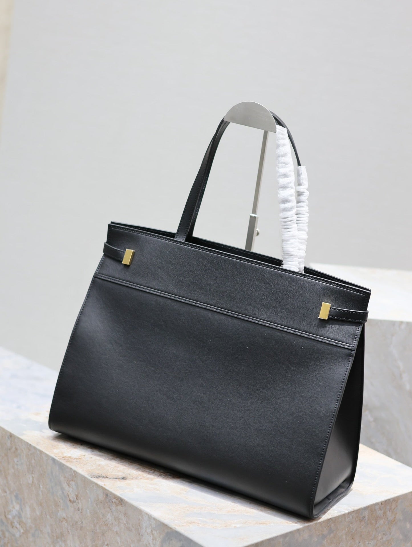 MANHATTAN SHOPPING BAG 40 IN BLACK SMOOTH LAMBSKIN GOLD BUCKLE