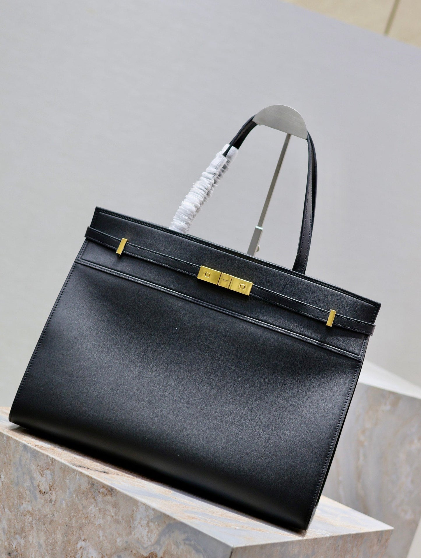 MANHATTAN SHOPPING BAG 40 IN BLACK SMOOTH LAMBSKIN GOLD BUCKLE