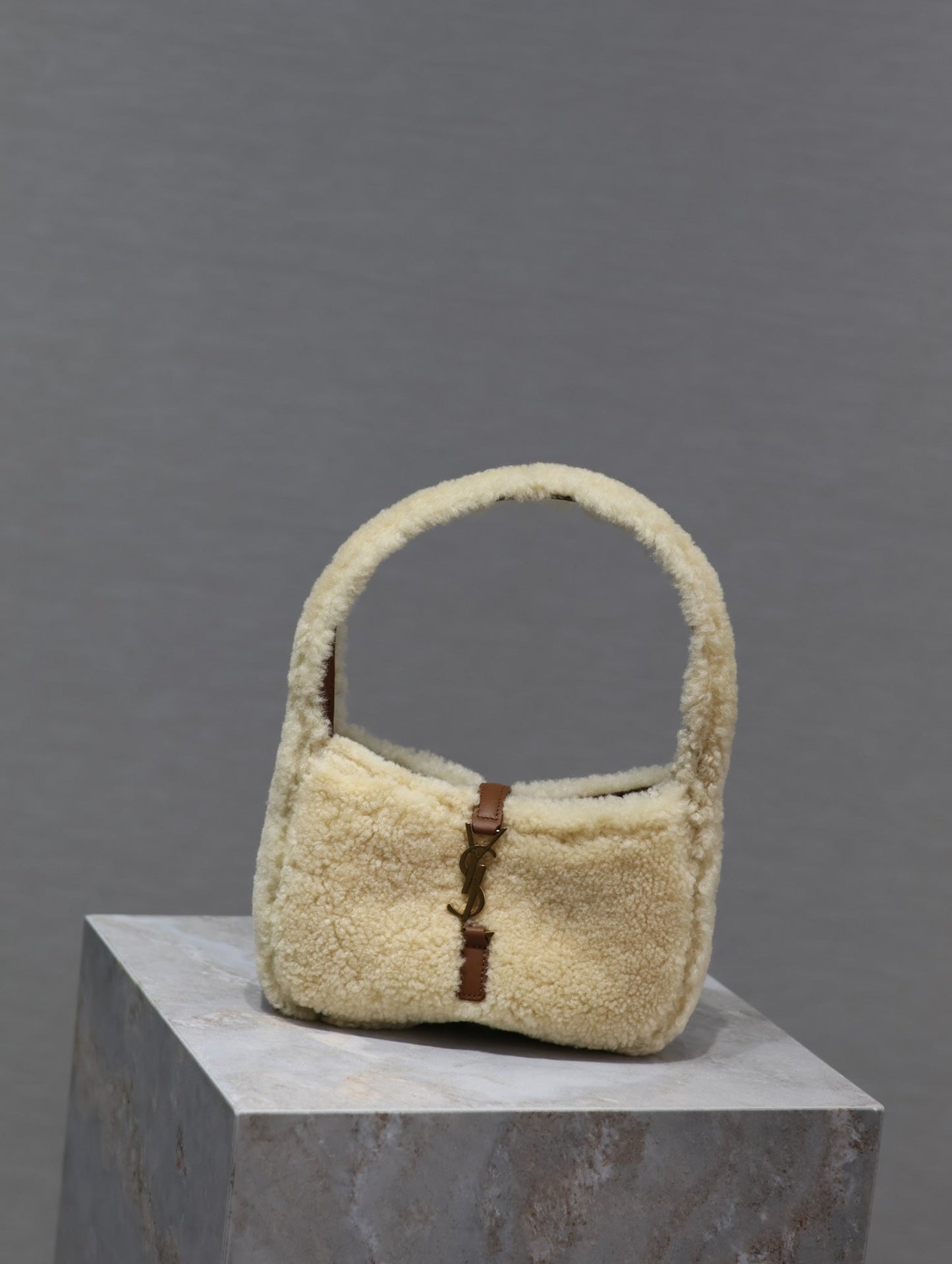 LE 5 À 7 MINI BAG 19 IN CREAM SHEARLING AND BROWN CALFSKIN TRIM